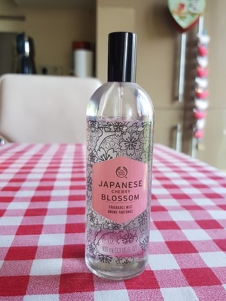 Body Shop Japanese Cherry Blossom vücut spreyi 100 ml
