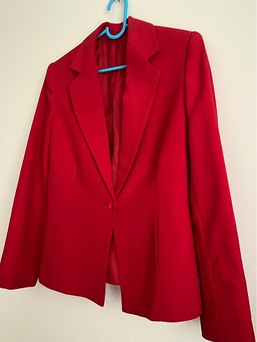 Kırmızı blazer ceket.