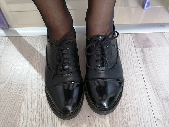 siyah deri ayakkabı