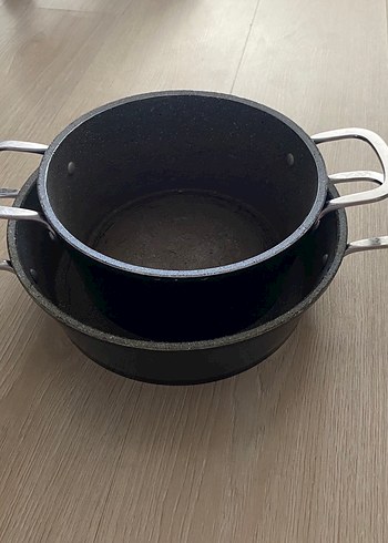 Siyah ve Gri Çelik Saplı Tencere Seti