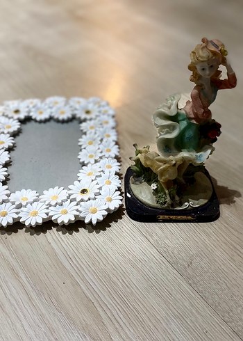 Beyaz Papatya Desenli Çerçeve