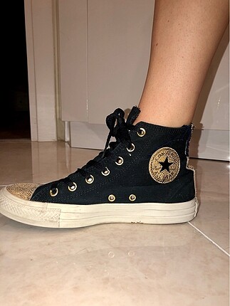 Bogazli fermuar ve altin detayli converse