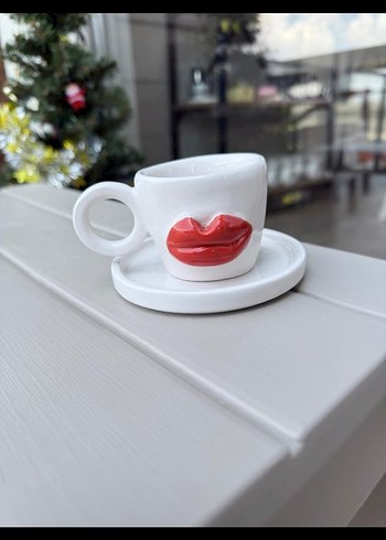 Renkli Dudak Detaylı Beyaz Fincan ve Tabak el yapımı