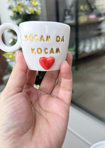 Beden kırmızı Renk Kalpli Beyaz Seramik Fincan ve Tabak el yapımı