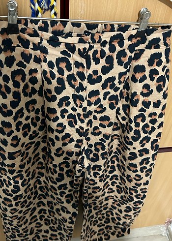 m Beden Kadın Leopar Desenli Midi Kumaş Pantolon