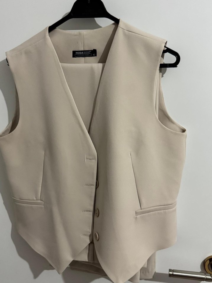 Bej Düğmeli Klasik Kesim Kadın Yelek - Görsel 2