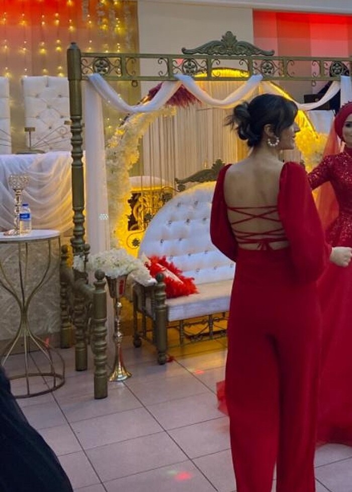 Kırmızı tulum - Görsel 3