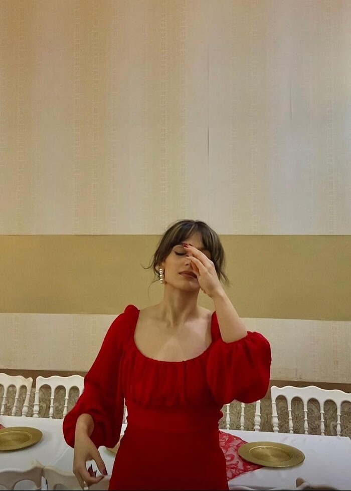 Kırmızı tulum - Görsel 2