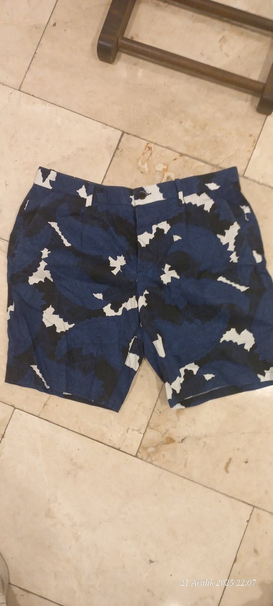 Erkek Mavi Batik Desenli Kemerli Şort - Görsel 3