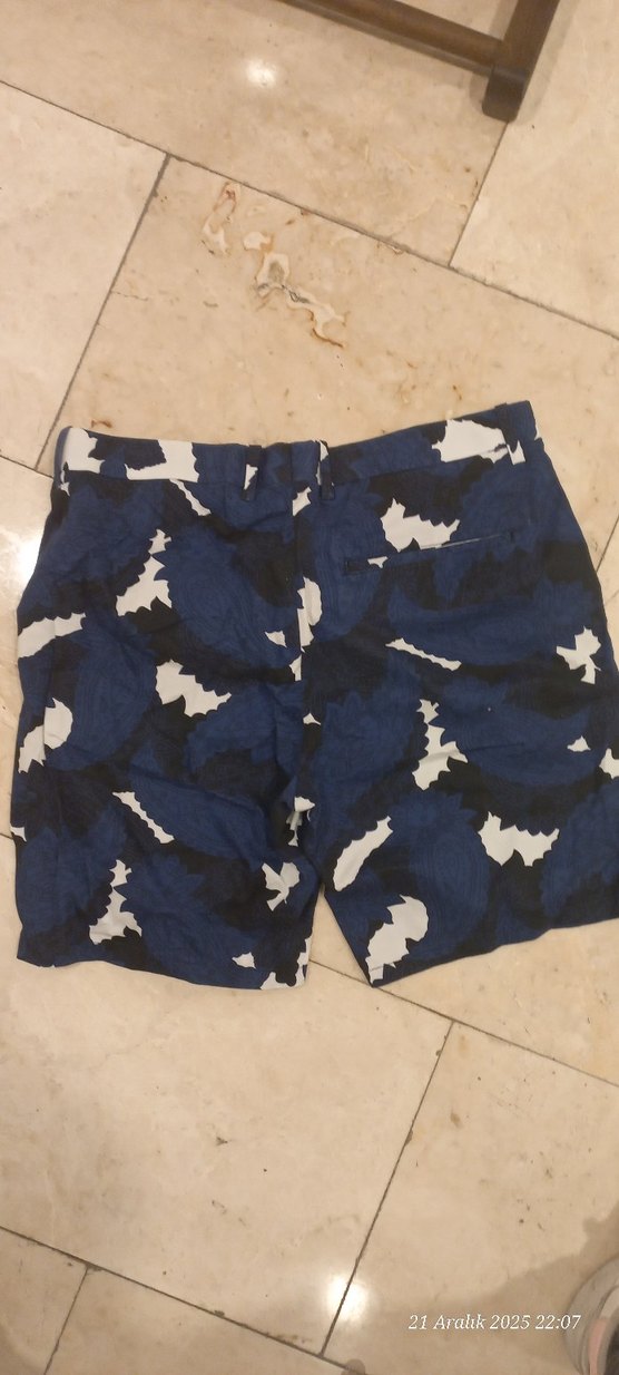 Erkek Mavi Batik Desenli Kemerli Şort - Görsel 4