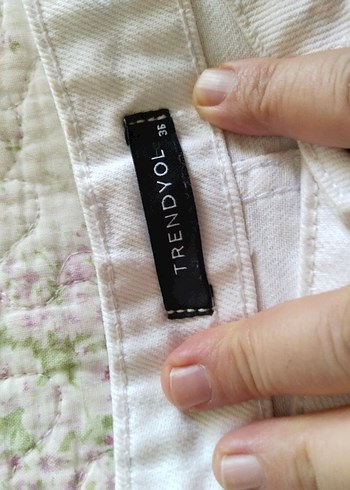 Düğmeli Beyaz Mini Denim Şort - Görsel 3