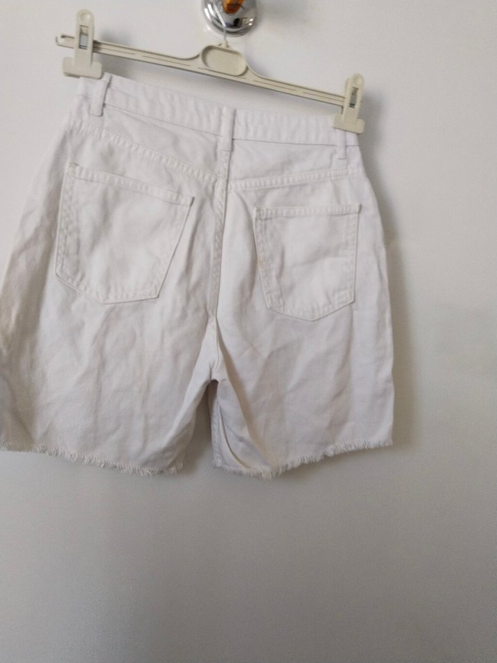 Düğmeli Beyaz Mini Denim Şort - Görsel 2