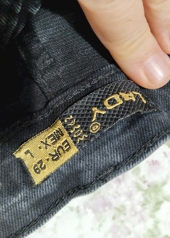 Siyah Düğmeli Mini Kot Şort - Görsel 3