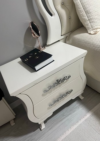 Nakışlı Beyaz Gri Yatak Örtüsü yatak odasından takım fıyatıdr - Görsel 3