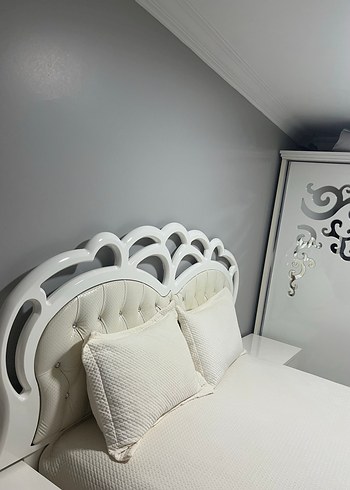 Nakışlı Beyaz Gri Yatak Örtüsü yatak odasından takım fıyatıdr - Görsel 4