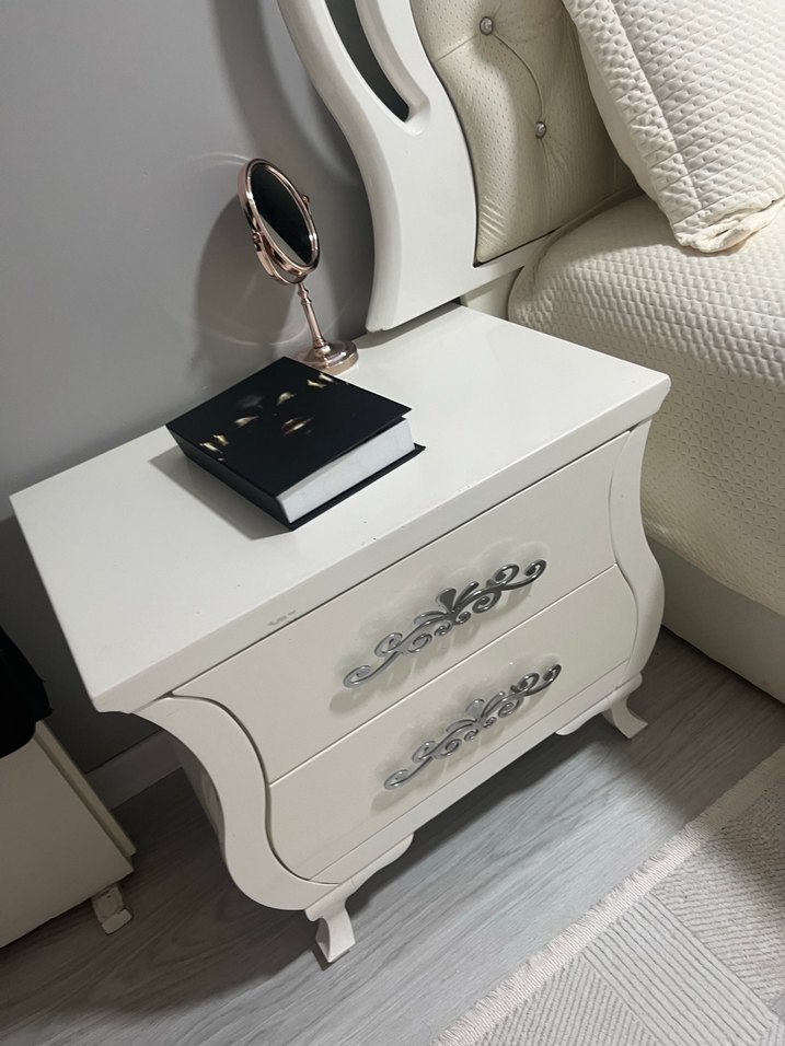 Nakışlı Beyaz Gri Yatak Örtüsü yatak odasından takım fıyatıdr - Görsel 3