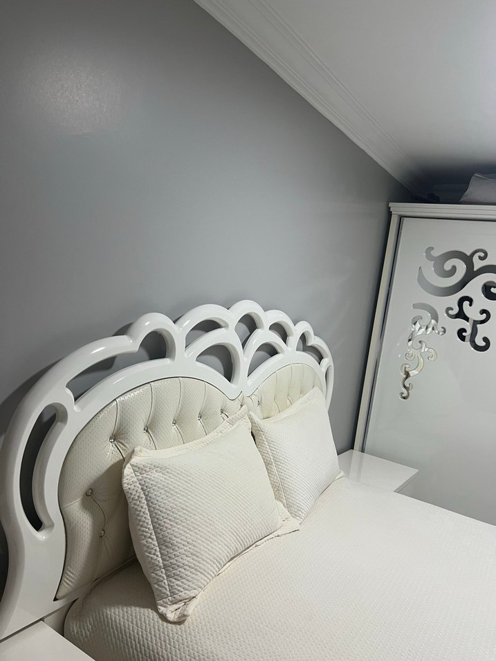 Nakışlı Beyaz Gri Yatak Örtüsü yatak odasından takım fıyatıdr - Görsel 4