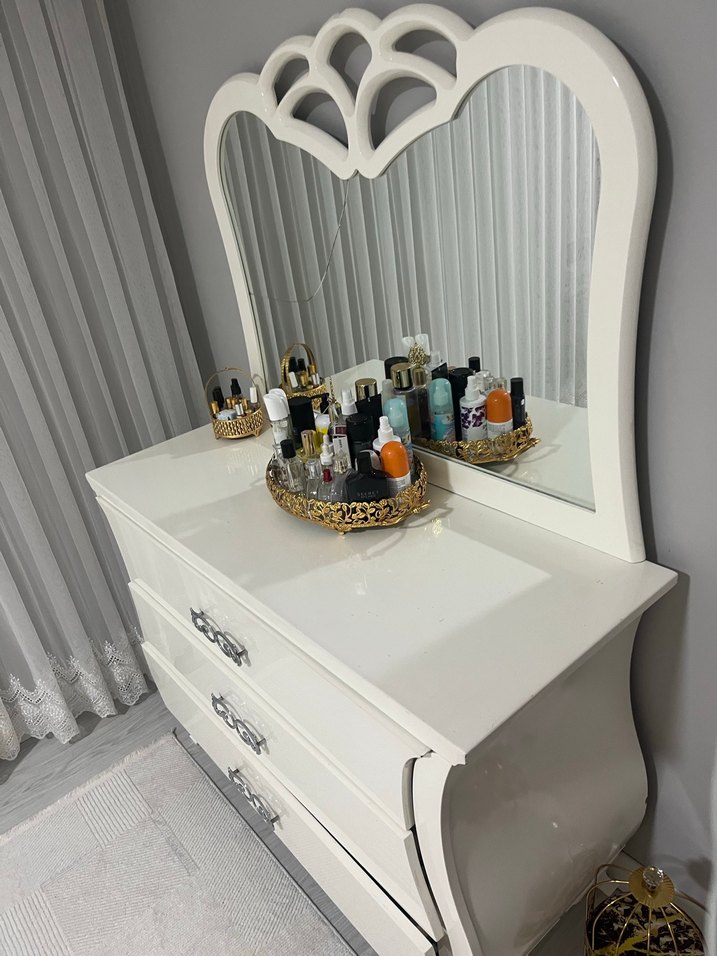 Nakışlı Beyaz Gri Yatak Örtüsü yatak odasından takım fıyatıdr - Görsel 2