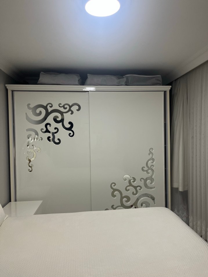 Nakışlı Beyaz Gri Yatak Örtüsü yatak odasından takım fıyatıdr - Görsel 5