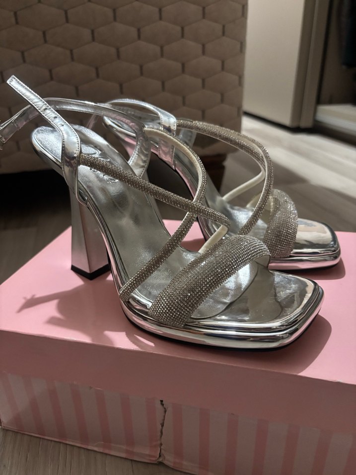 Gümüş topuklu ayakkabı - Görsel 2