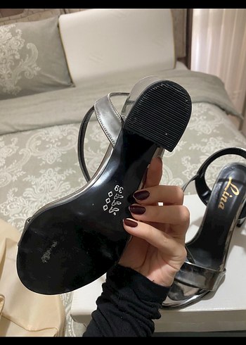 Gri rugan topuklu sandalet - Görsel 2