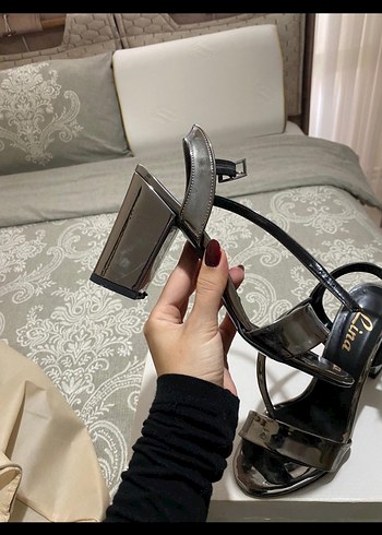 Gri rugan topuklu sandalet - Görsel 3