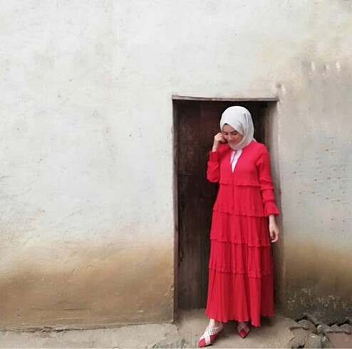Kırmızı elbise