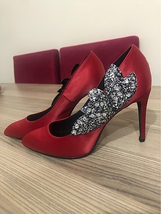 Kırmızı taşlı stiletto