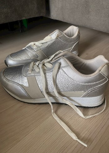 Gri Bağcıklı Spor Ayakkabı - Görsel 2