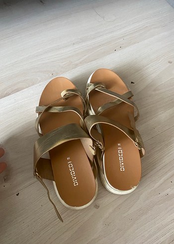 Altın Renkli Minimalist Dolgu Topuklu Kadın Sandalet - Görsel 3