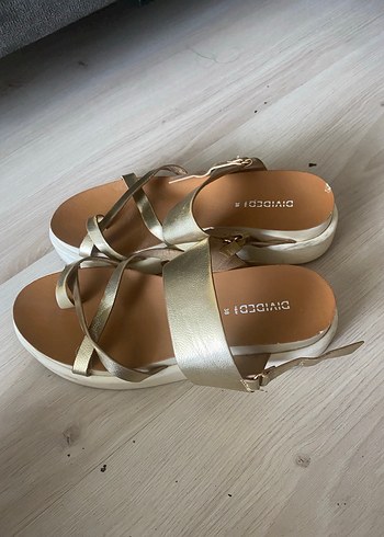 Altın Renkli Minimalist Dolgu Topuklu Kadın Sandalet - Görsel 2