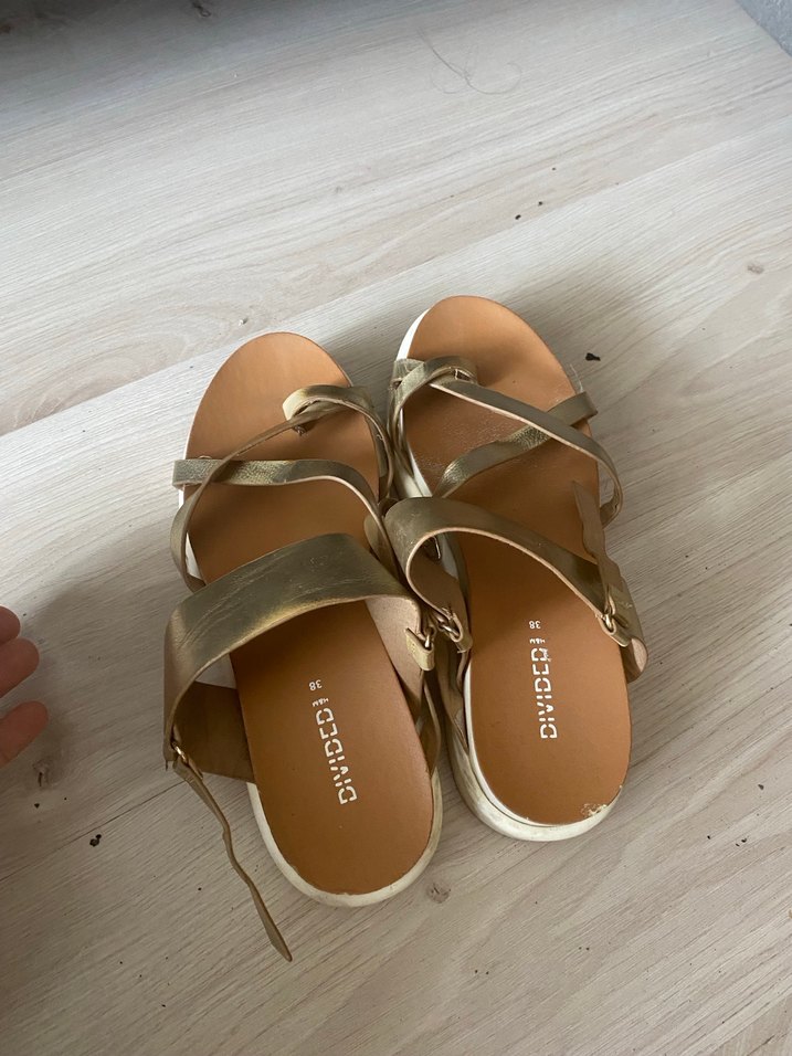 Altın Renkli Minimalist Dolgu Topuklu Kadın Sandalet - Görsel 3