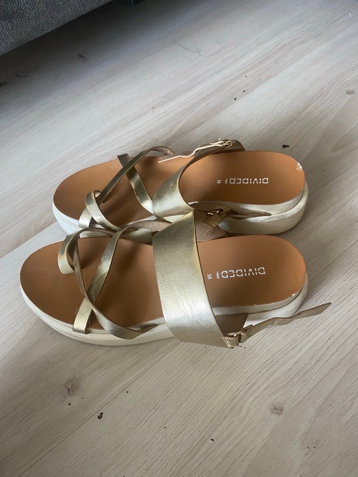 Altın Renkli Minimalist Dolgu Topuklu Kadın Sandalet - Görsel 2