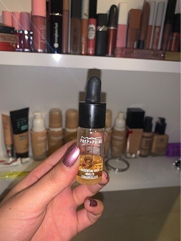 Mac essential oil serum
