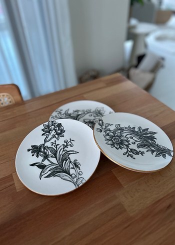 Beyaz Siyah Çiçek Desenli Tabak Seti