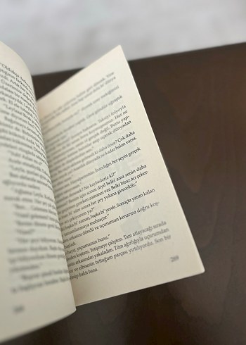 Leyla ile Mecnun - Burak Aksak Romanı - Görsel 2