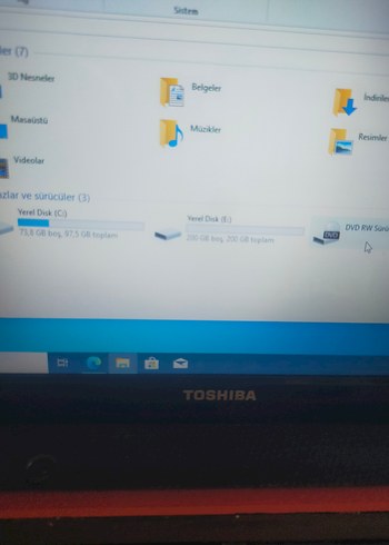 Kırmızı Toshiba Laptop - Görsel 5