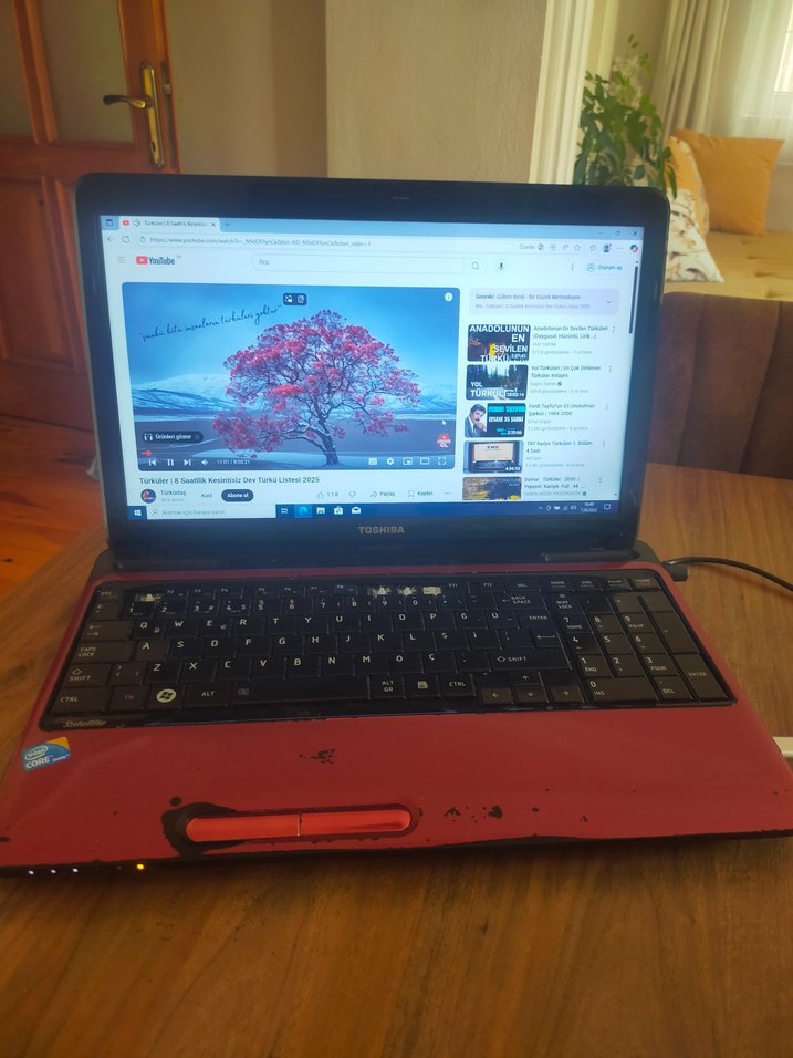 Kırmızı Toshiba Laptop - Görsel 3