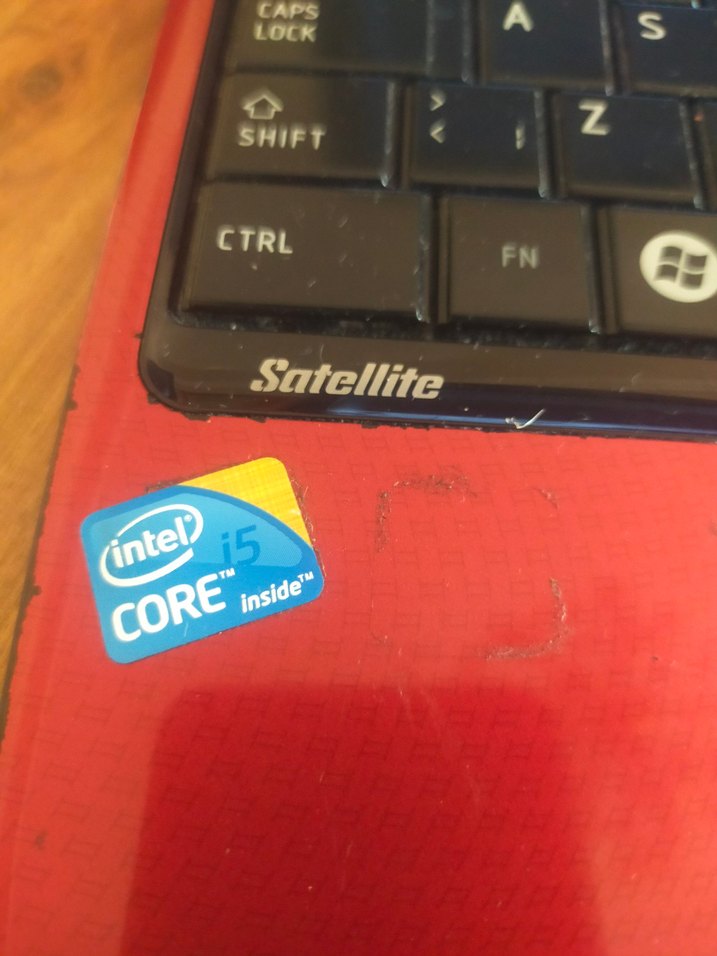 Kırmızı Toshiba Laptop - Görsel 2