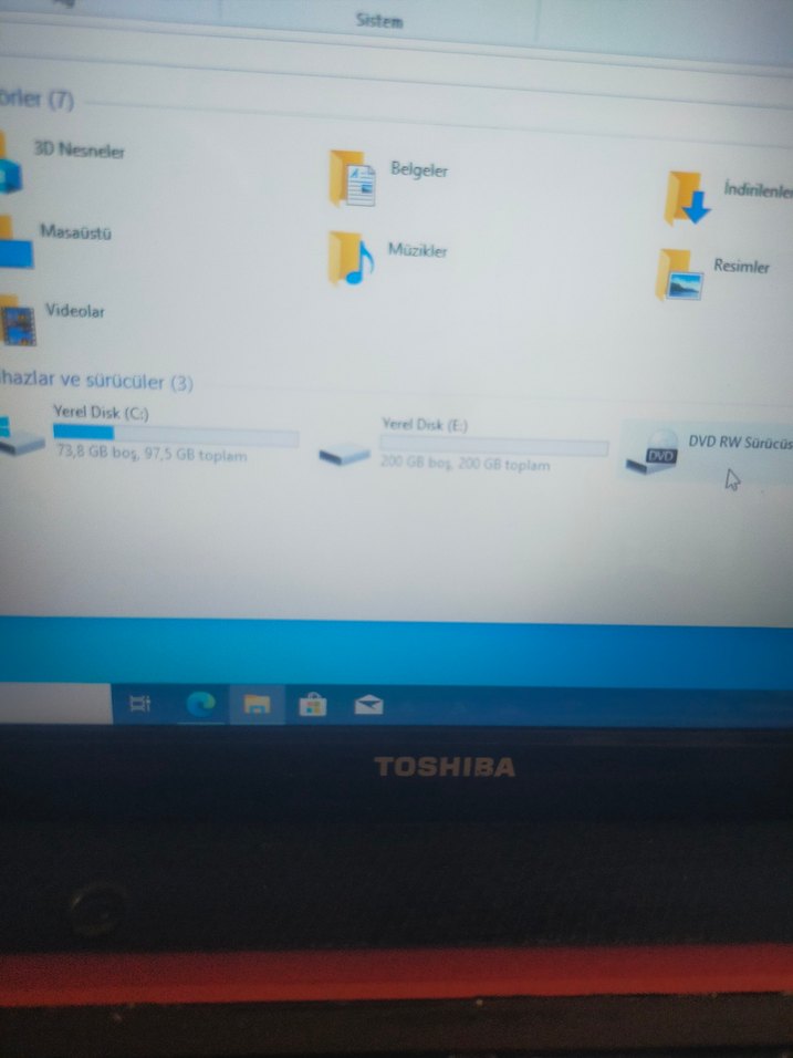 Kırmızı Toshiba Laptop - Görsel 5