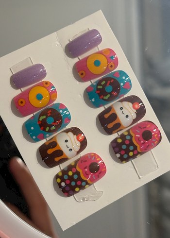 Beden Renkli Pop Kültür Desenli Boncuklu Takma Tırnak Seti