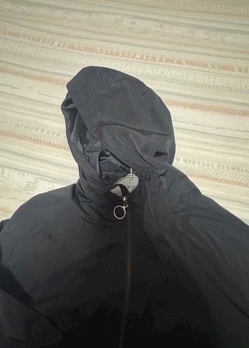 Siyah Kapüşonlu Uzun Fermuarlı Kadın yağmurluk - Görsel 2