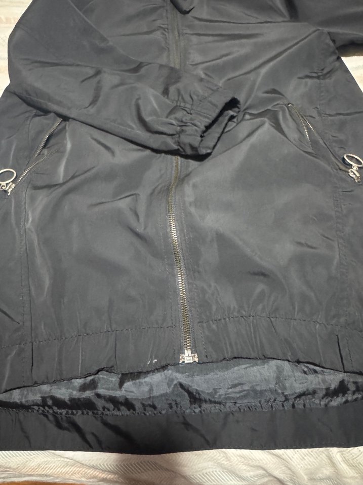 Siyah Kapüşonlu Uzun Fermuarlı Kadın yağmurluk - Görsel 4