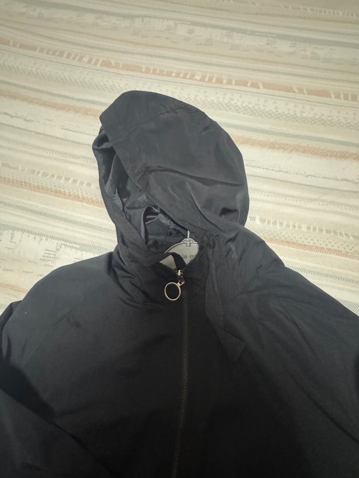 Siyah Kapüşonlu Uzun Fermuarlı Kadın yağmurluk - Görsel 2