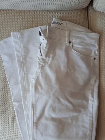 Beyaz dar paça likralı pantolon