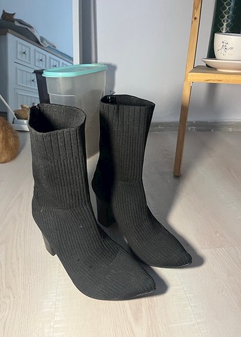 37 Beden siyah Renk satıldı. Streç orta boy topuklu bot