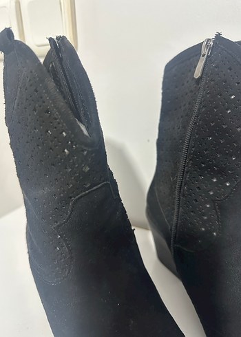 Siyah Süet Nakışlı Kemerli Kadın Bot - Görsel 4