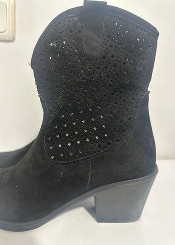Siyah Süet Nakışlı Kemerli Kadın Bot - Görsel 3