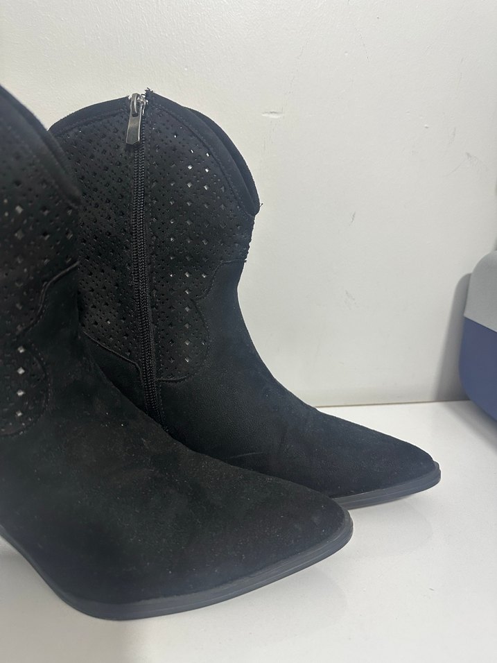 Siyah Süet Nakışlı Kemerli Kadın Bot - Görsel 2