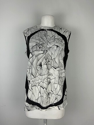 Zara T-shirt %70 İndirimli.